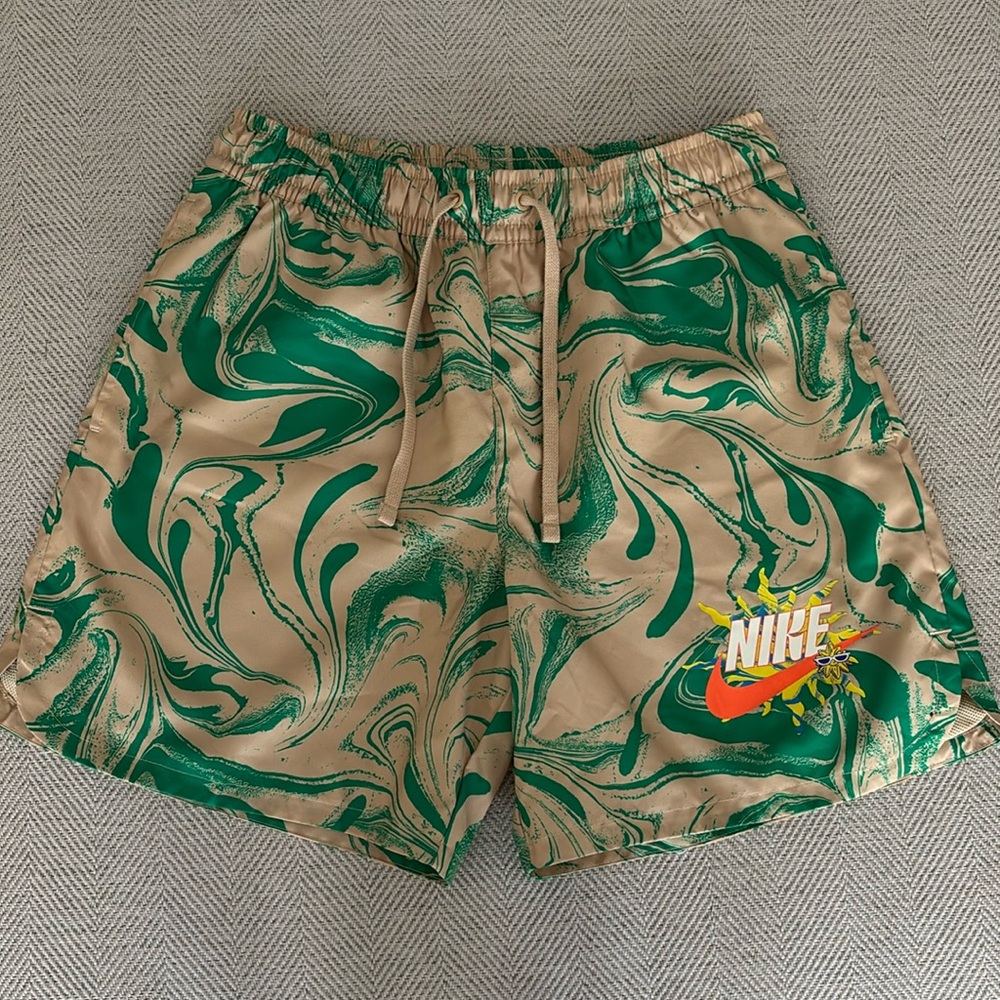 Nike Men’s Walking Shorts Size Men’s Small. Never worn, from a smoke free home.